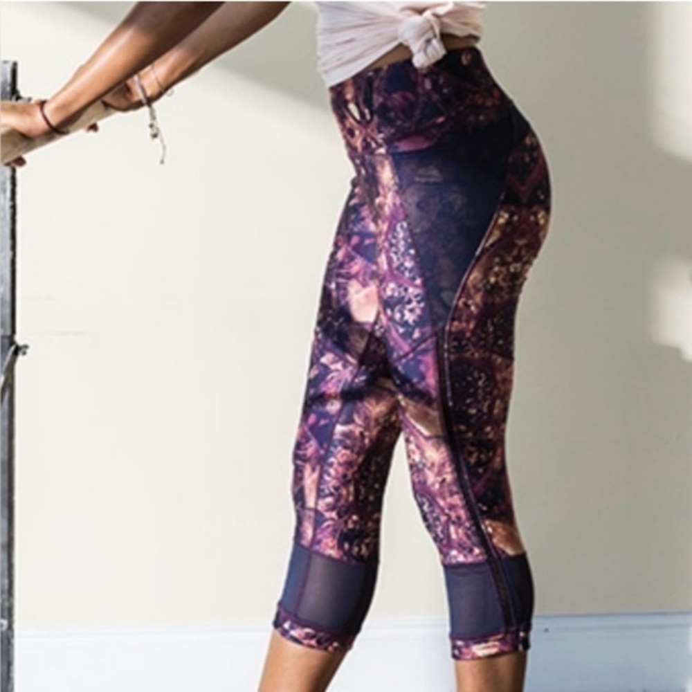 Calia side interest capri legging, sand mandala